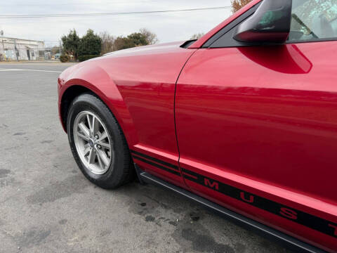 2005 Ford Mustang V6 Deluxe