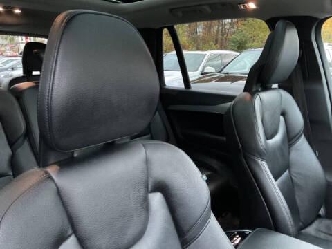 2016 Volvo XC90 T6 Momentum