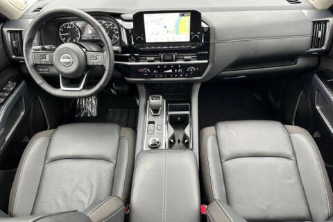 2025 Nissan Pathfinder SL