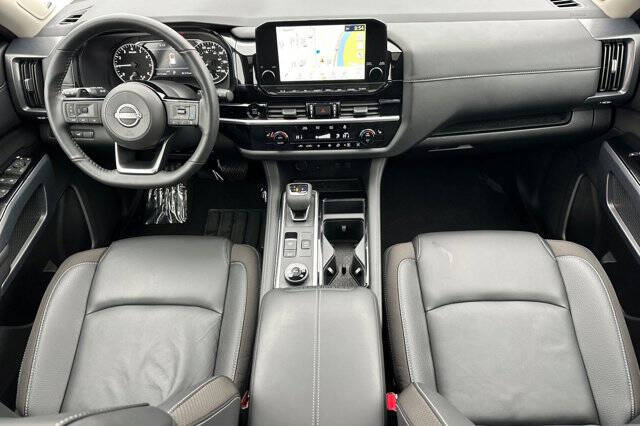 2025 Nissan Pathfinder SL