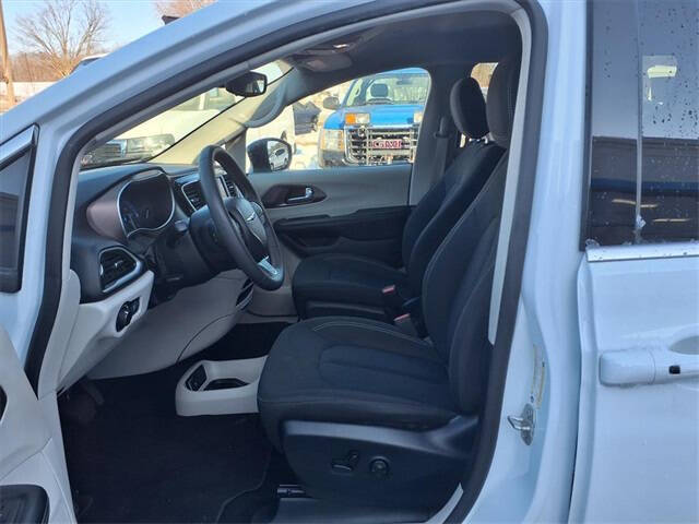 2024 Chrysler Voyager LX