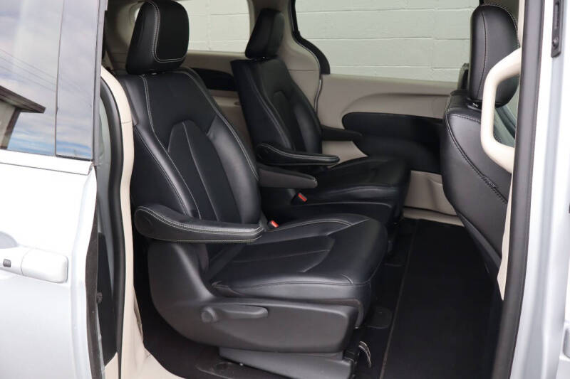2024 Chrysler Pacifica Plug-In Hybrid Select