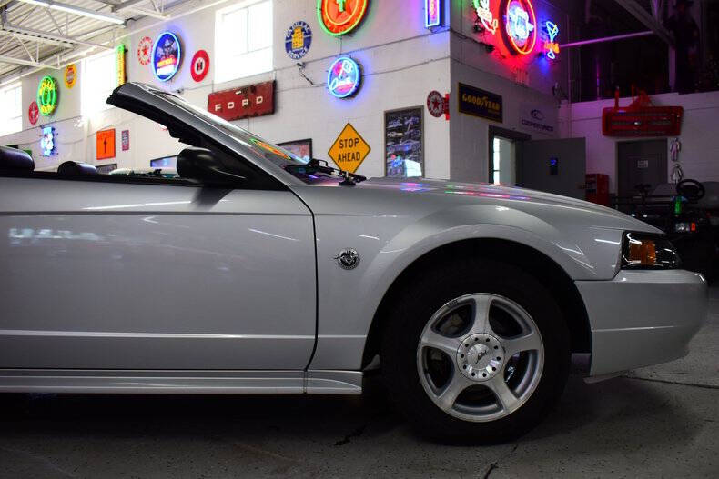 2004 Ford Mustang Deluxe