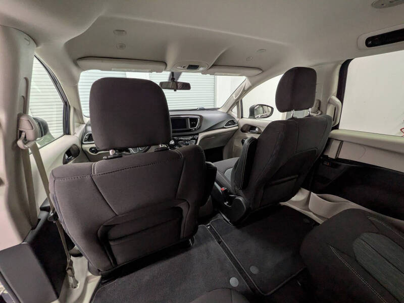 2020 Chrysler Voyager LX
