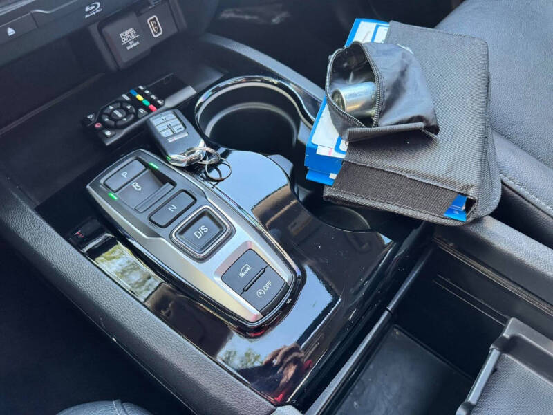 2022 Honda Pilot Touring w/Rear Captain's Chairs