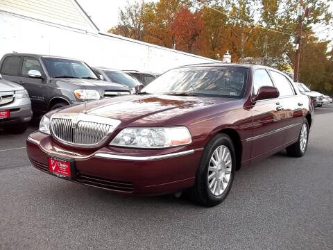 2004 Lincoln Town Car for sale at 1st Choice Auto Sales in Fairfax VA