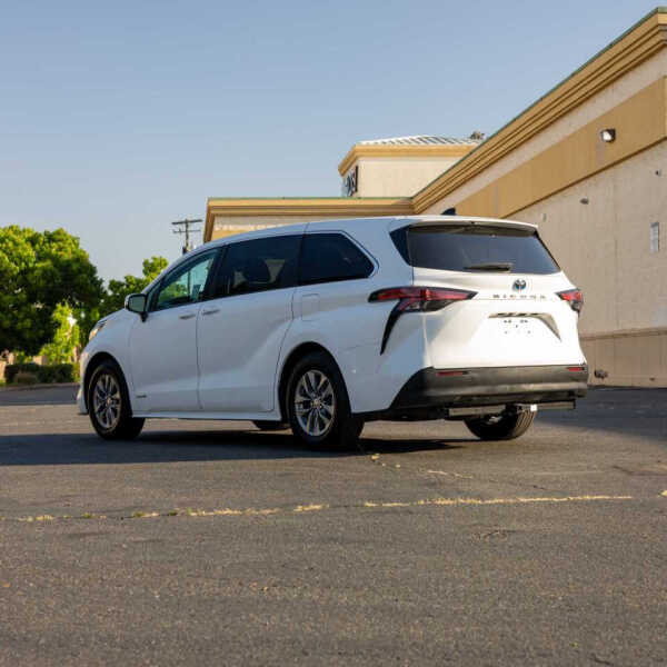 2021 Toyota Sienna LE 8-Passenger