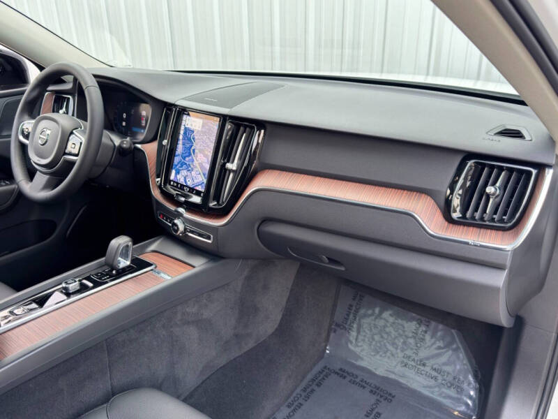 2024 Volvo XC60 B5 Plus Dark Theme