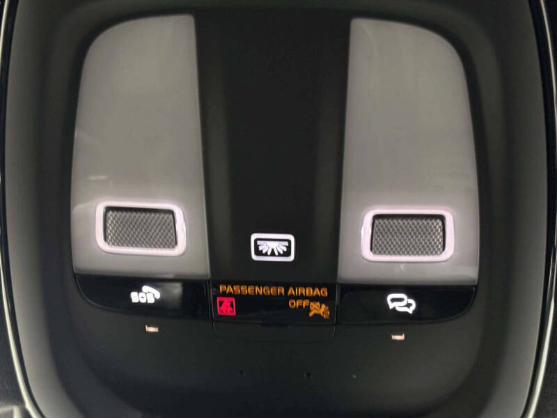 2024 Volvo XC40 B5 Core Dark Theme