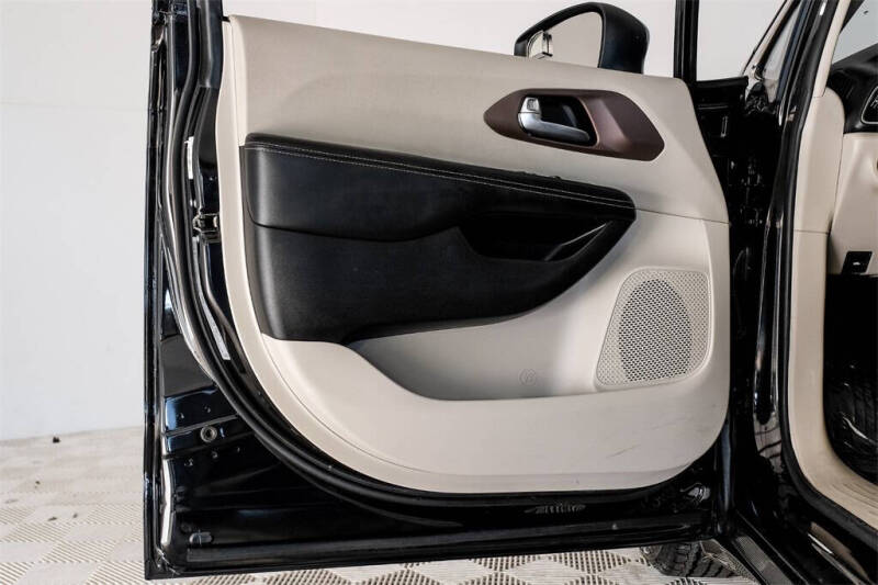 2020 Chrysler Voyager LXi