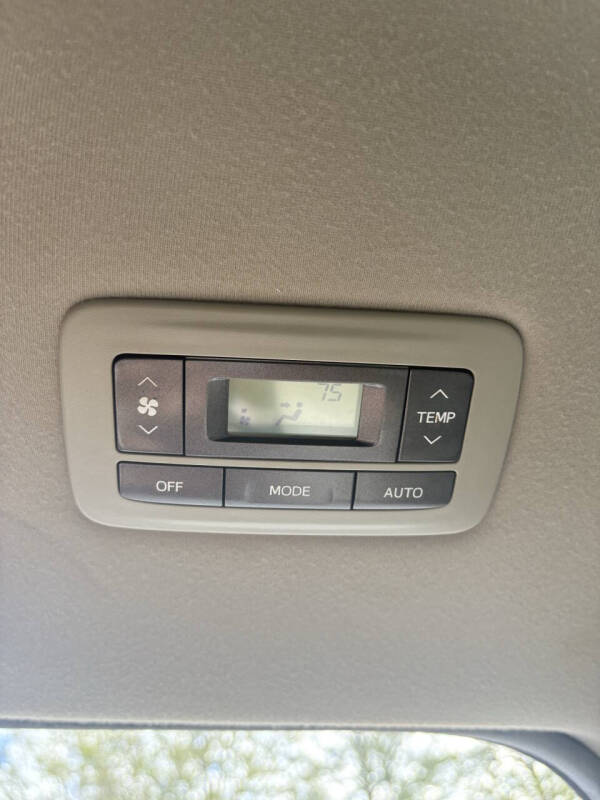 2014 Toyota Sienna XLE 7-Passenger Auto Access Seat