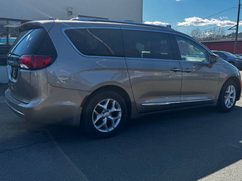 2017 Chrysler Pacifica Touring-L Plus