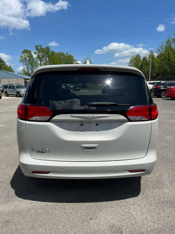 2017 Chrysler Pacifica LX photo 5