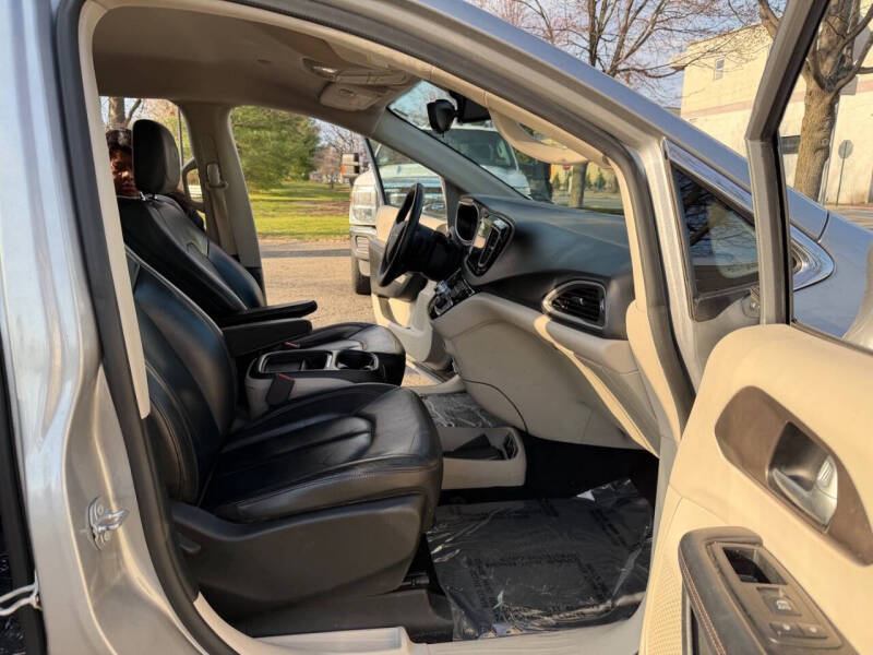 2017 Chrysler Pacifica Touring-L