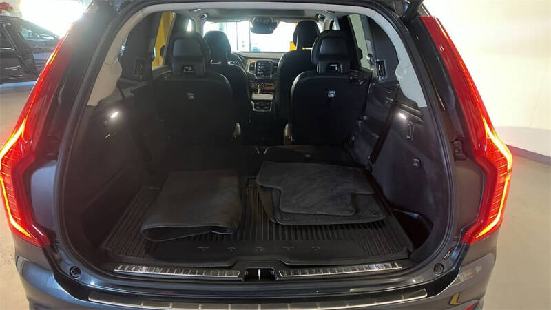 2021 Volvo XC90 T6 Momentum 6-Passenger