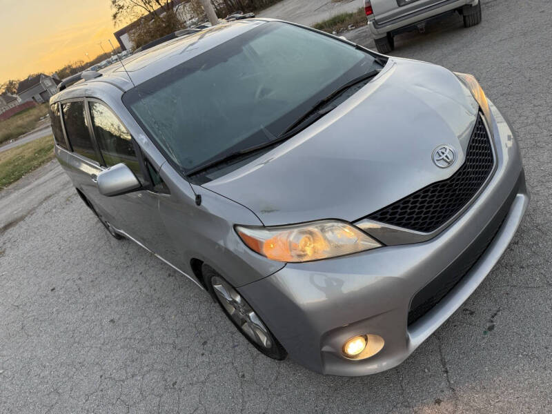 2014 Toyota Sienna SE 8-Passenger