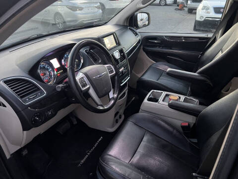 2012 Chrysler Town and Country Touring