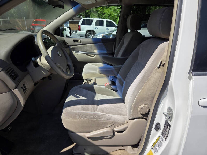 2006 Toyota Sienna LE 8 Passenger