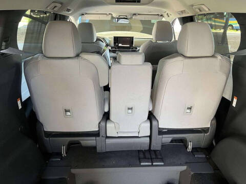2025 Toyota Sienna LE 8-Passenger
