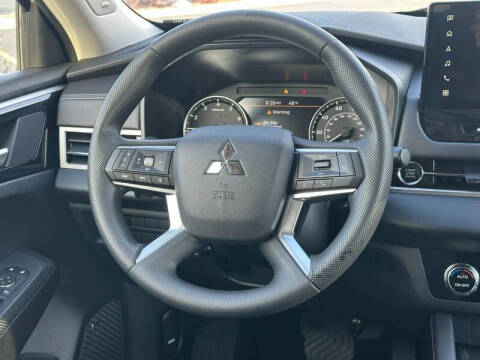2025 Mitsubishi Outlander ES