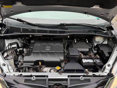 2013 Toyota Sienna LE 8-Passenger