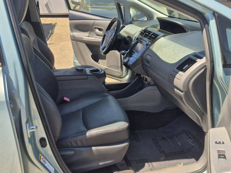 2013 Toyota Prius v Five - Photo 30