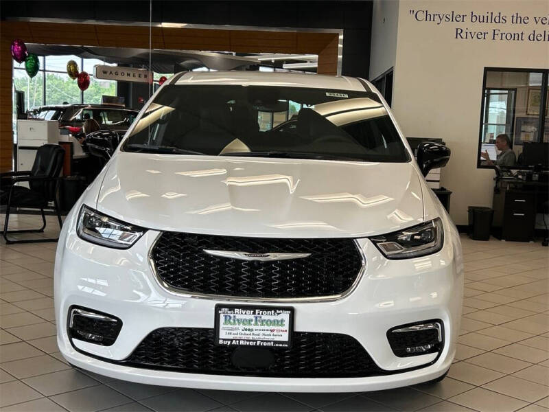 2025 Chrysler Pacifica Select