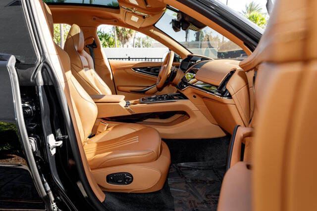 2025 Aston Martin DBX 707