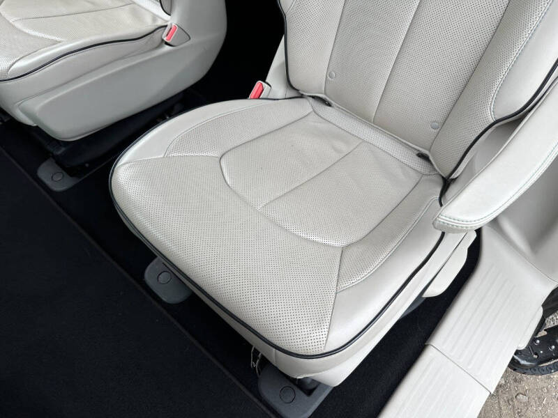 2017 Chrysler Pacifica Hybrid Platinum