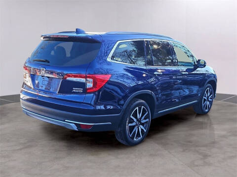 2022 Honda Pilot Touring w/Rear Captain's Chairs