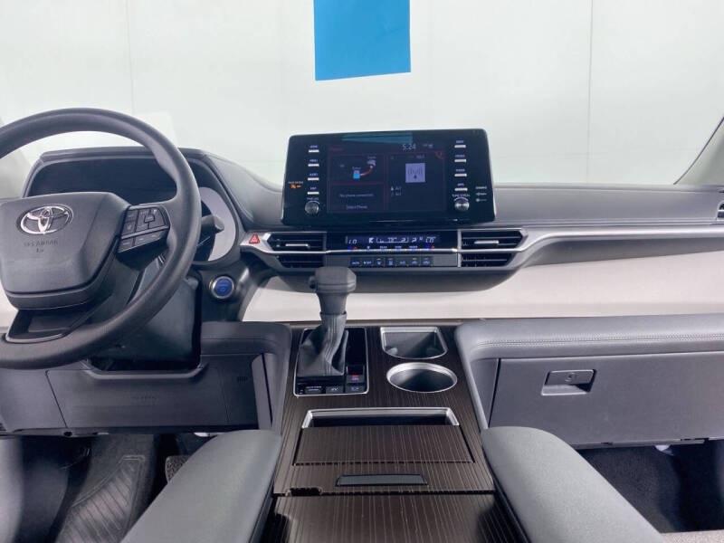 2023 Toyota Sienna LE 8-Passenger