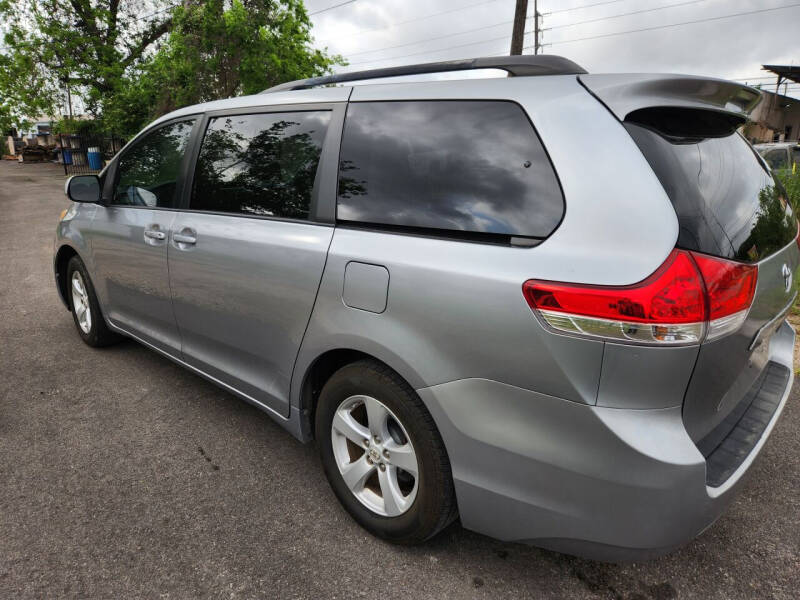 2013 Toyota Sienna L photo 11