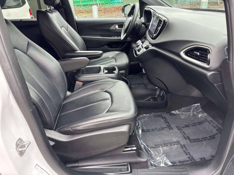 2025 Chrysler Pacifica Select