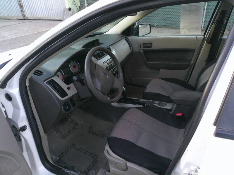 2010 Ford Focus SE photo 9