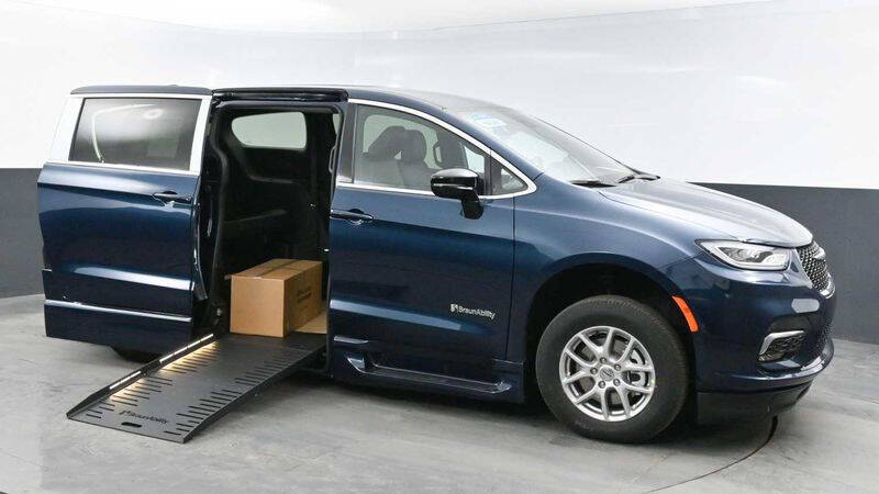 2025 Chrysler Pacifica Select's photo