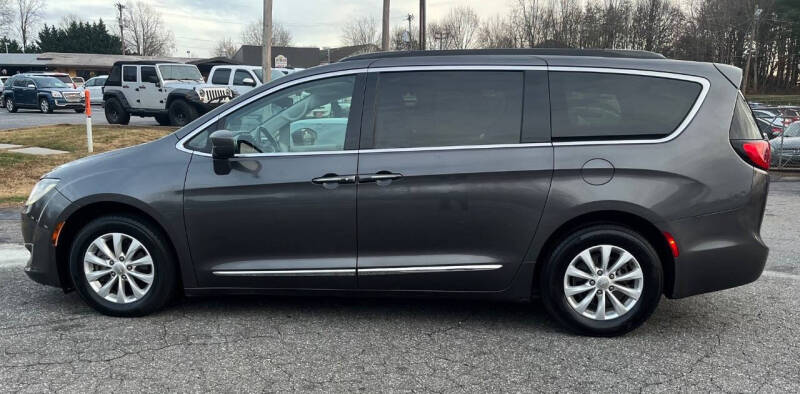 2017 Chrysler Pacifica Touring-L