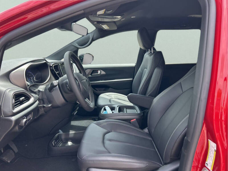 2027 Chrysler Pacifica Select