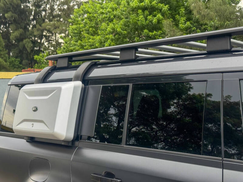 2023 Land Rover Defender 130 SE