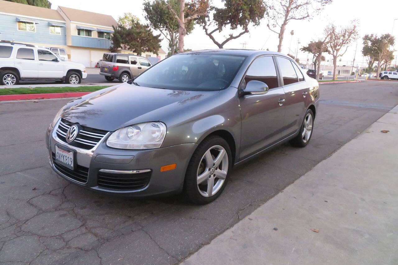 2010 Volkswagen Jetta for sale at The Car Vendor LLC in Bellflower, CA