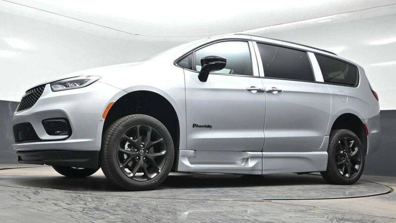 2026 Chrysler Pacifica Select