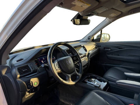 2022 Honda Pilot Touring w/Rear Captain's Chairs