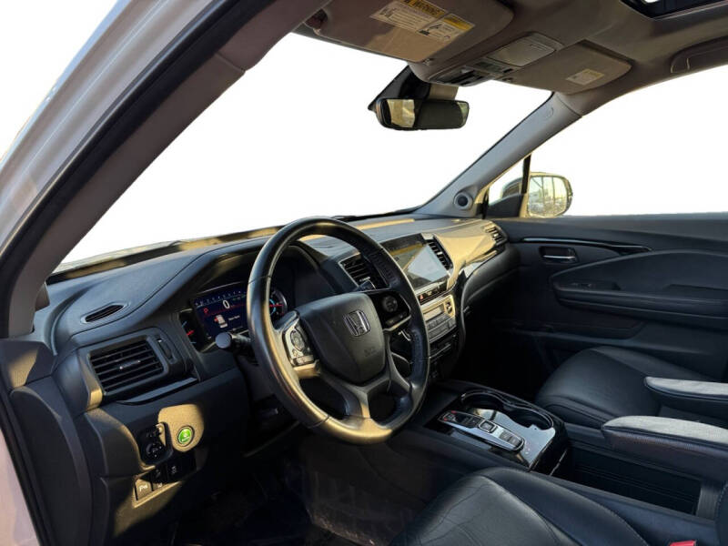 2022 Honda Pilot Touring w/Rear Captain's Chairs