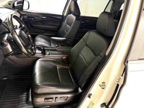 2019 Honda Pilot Touring w/Rear Captain's Chairs