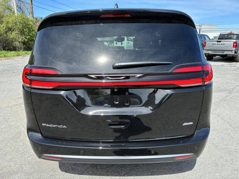 2027 Chrysler Pacifica Select