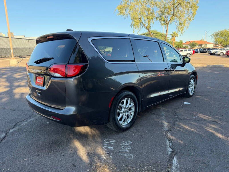 2023 Chrysler Voyager LX