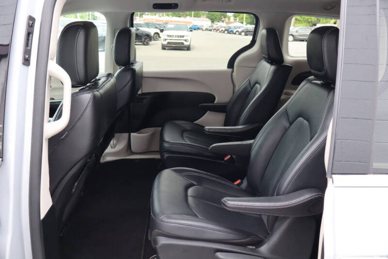 2024 Chrysler Pacifica Plug-In Hybrid Select