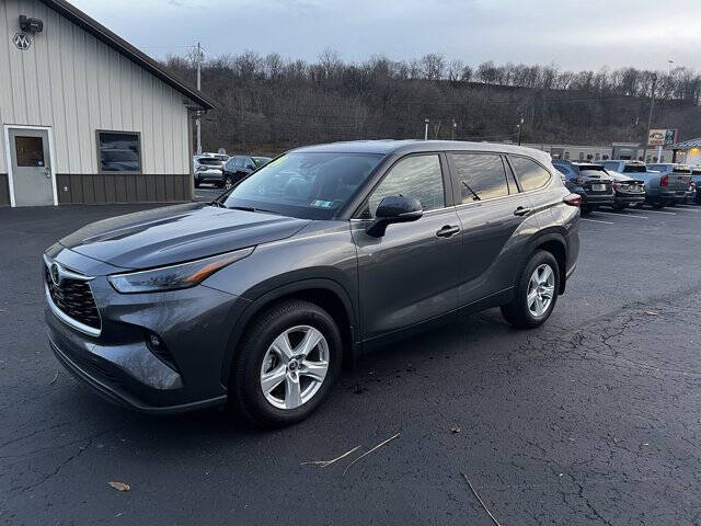 2024 Toyota Highlander LE's photo