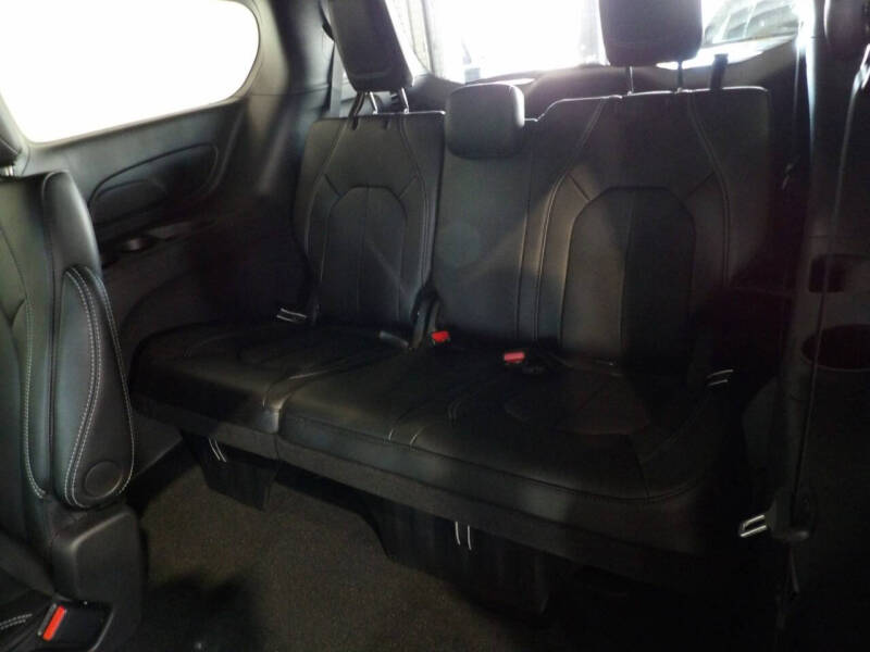 2027 Chrysler Pacifica Select