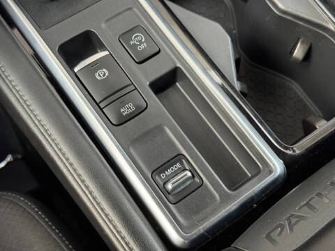 2023 Nissan Pathfinder SL