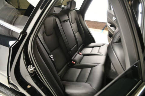 2022 Volvo XC60 B5 Momentum